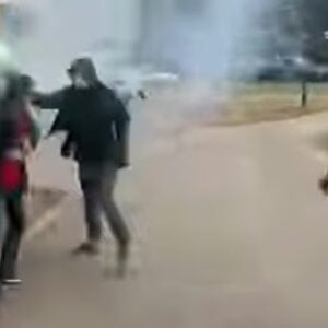 (ВИДЕО) Маскирани нападачи штанглама и бакљама тукли контролоре Студентске листе испред бирачког места у Панчеву
