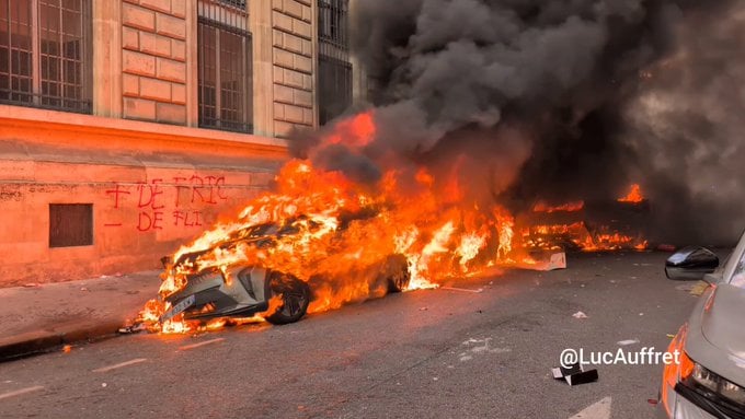 (ВИДЕО) Гори Париз, полиција разбијена, народ се приближава Јелисејској палати
