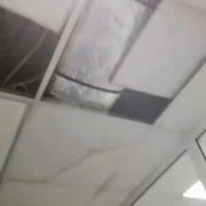 (ВИДЕО) Обрушио се плафон у ГАК Вишеградска, бебе евакуисане, медицинска сестра повређена!