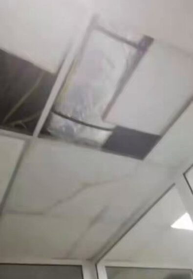 (ВИДЕО) Обрушио се плафон у ГАК Вишеградска, бебе евакуисане, медицинска сестра повређена!