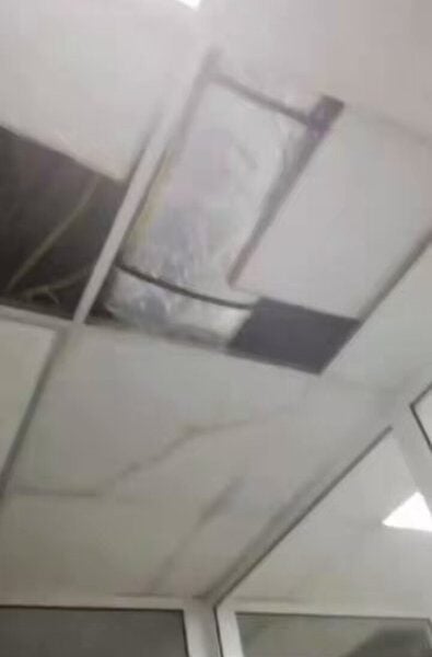 (ВИДЕО) Обрушио се плафон у ГАК Вишеградска, бебе евакуисане, медицинска сестра повређена!