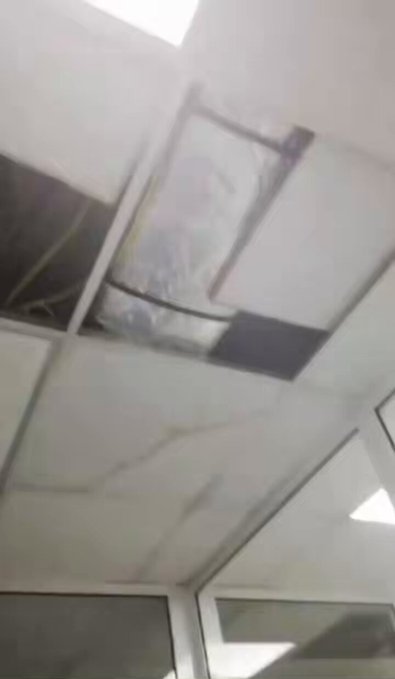 (ВИДЕО) Обрушио се плафон у ГАК Вишеградска, бебе евакуисане, медицинска сестра повређена!
