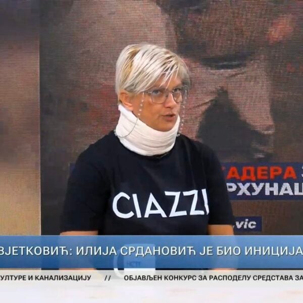 СНС ботица, која је ударена, снимљена како шутира особу током сукоба у Новом Саду (ВИДЕО)