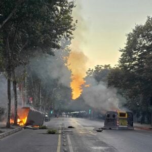 ТИРАНА ГОРИ: Албански студенти се туку са полицијом, запаљене банке и зграде Владе! (ВИДЕО)