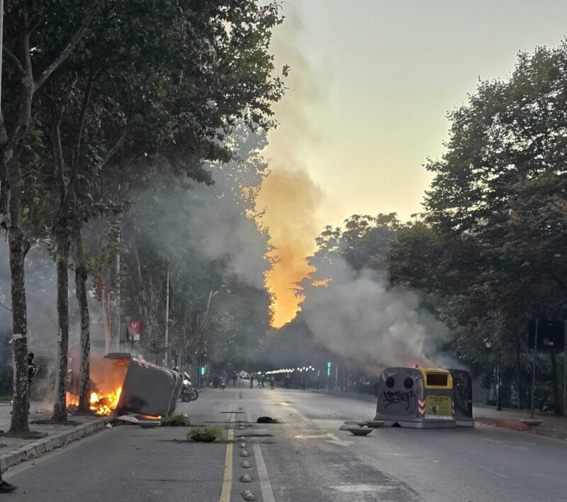 ТИРАНА ГОРИ: Албански студенти се туку са полицијом, запаљене банке и зграде Владе! (ВИДЕО)