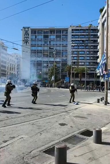 АТИНА: Средњошколци и студенти подигли устанак против корумпиране власти, туку се са полицијом, кампују испред Парламента&hellip;