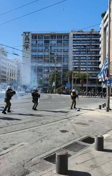 АТИНА: Средњошколци и студенти подигли устанак против корумпиране власти, туку се са полицијом, кампују испред Парламента (ВИДЕО)