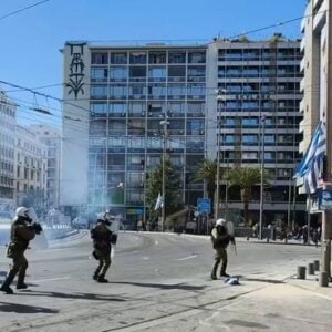 АТИНА: Средњошколци и студенти подигли устанак против корумпиране власти, туку се са полицијом, кампују испред Парламента (ВИДЕО)