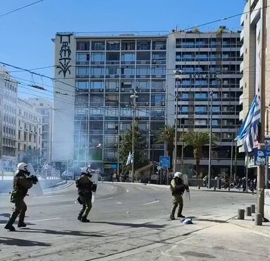 АТИНА: Средњошколци и студенти подигли устанак против корумпиране власти, туку се са полицијом, кампују испред Парламента (ВИДЕО)