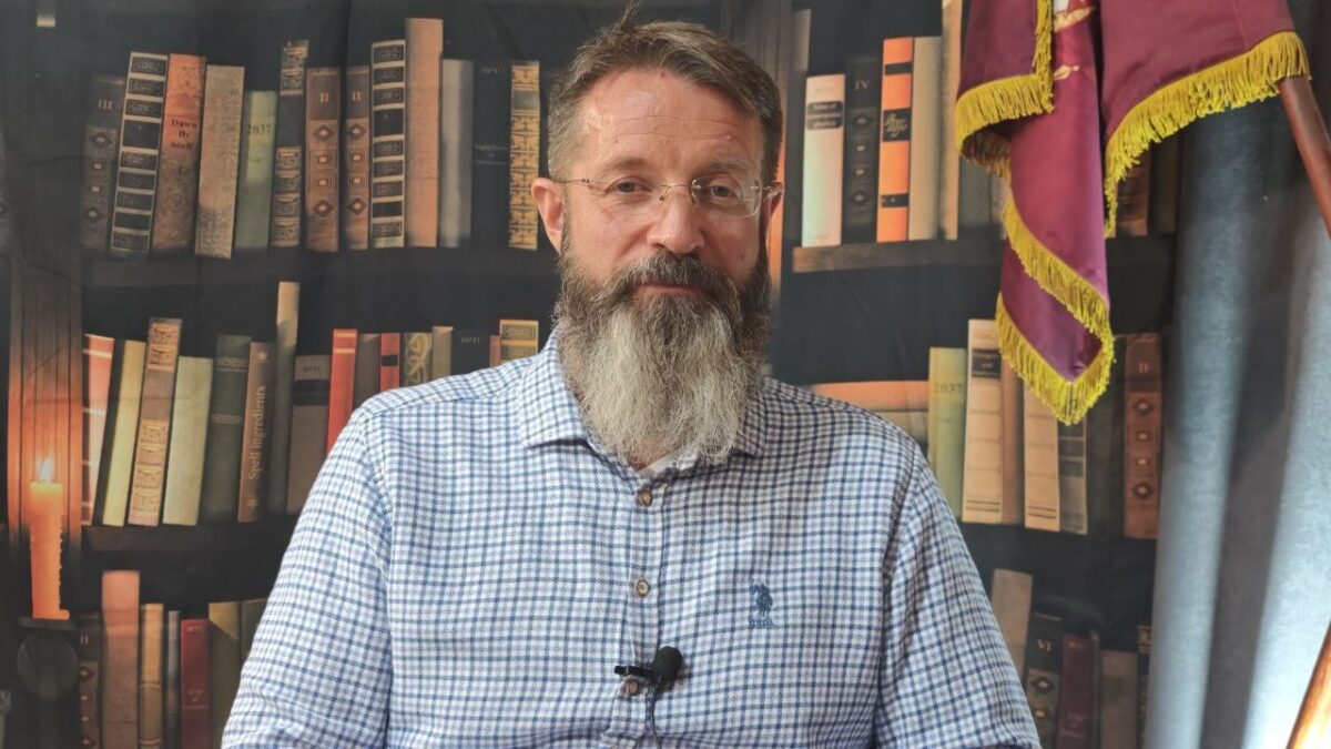 Др Бранислав Ристивојевић: Вучића његови праве будалом – копају му јаму; дали му лажна истраживања (ВИДЕО)