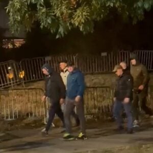 (ВИДЕО) У Ћациленд пристиже велики број ћаци батинаша, Вучић нема намеру да призна пораз