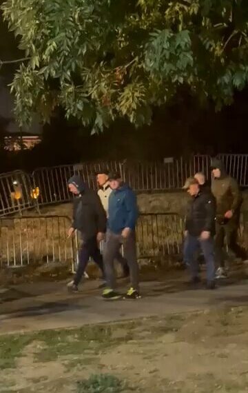 (ВИДЕО) У Ћациленд пристиже велики број ћаци батинаша, Вучић нема намеру да призна пораз