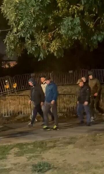 (ВИДЕО) У Ћациленд пристиже велики број ћаци батинаша, Вучић нема намеру да призна пораз