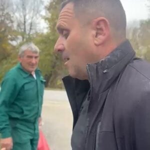 (ВИДЕО) Откривено ко је ћаци који је ударио троје студената током кампање „од врата до врата“
