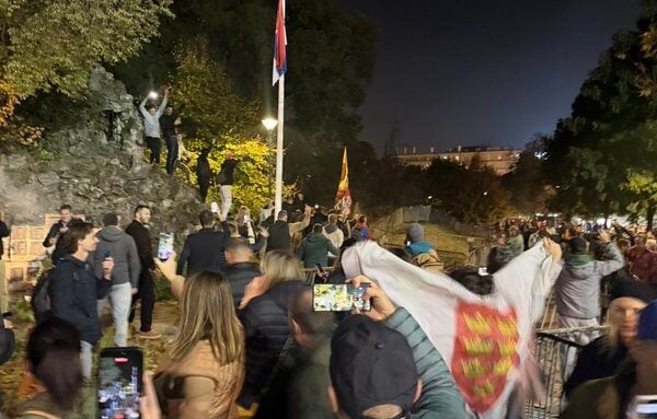 УЖИВО: Народ срушио Ћациленд и преузео Пионирски парк! Вучић признао пораз, СТУДЕНТИ су ПОБЕДИЛИ, народ слави широм Србије!!! (ВИДЕО)