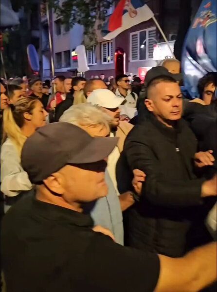 (ВИДЕО) Ћаци напали Нишлије на протесту за ухапшеног студента Матеју
