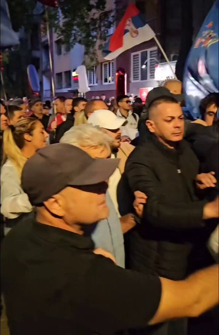 (ВИДЕО) Ћаци напали Нишлије на протесту за ухапшеног студента Матеју
