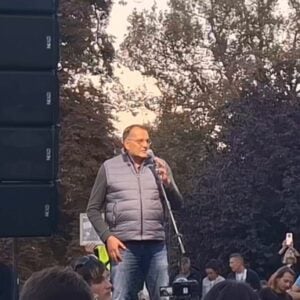 (ВИДЕО) Запаљив говор професора из К. Митровице на студентском скупу: Огрнули су се у српске заставе да сакрију голу издају
