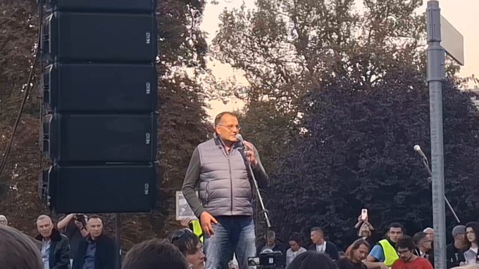 (ВИДЕО) Запаљив говор професора из К. Митровице на студентском скупу: Огрнули су се у српске заставе…