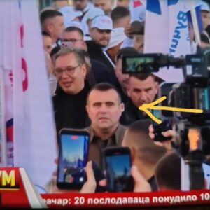 Командант Кобри обезбеђује грађанина Вучића: Изгуриали новинарку док је питала о помиловањима (ВИДЕО)