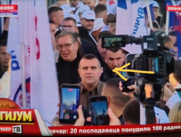 Командант Кобри обезбеђује грађанина Вучића: Изгуриали новинарку док је питала о помиловањима (ВИДЕО)