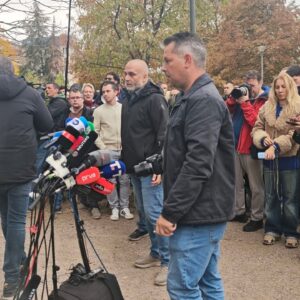 УЖИВО: Ванредна конференција студената у Пионирском парку, тражи се оставка Кричка, Репца, да РЕМ делује против ТВ Информер (ВИДЕО)