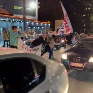 (ВИДЕО) Инциденти на Коњарнику: Ћаци напали студенте и зборове, народ показао да се не плаши