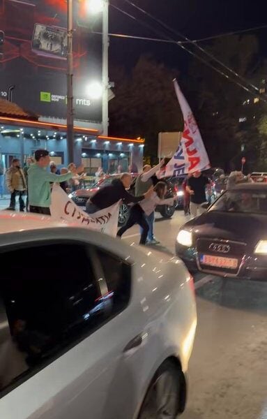 (ВИДЕО) Инциденти на Коњарнику: Ћаци напали студенте и зборове, народ показао да се не плаши