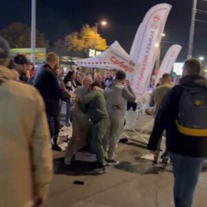 (ВИДЕО) Ћаци се на Коњарнику потукли међу собом, грађани држе раскрсницу