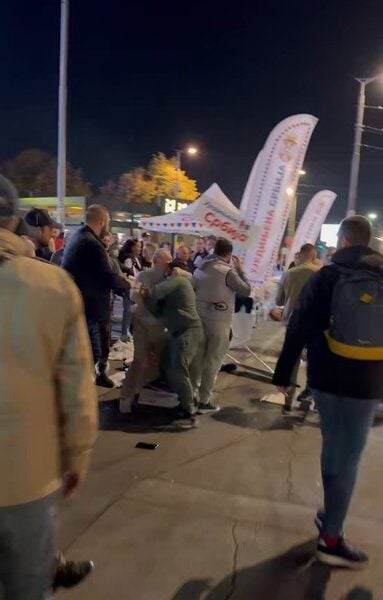(ВИДЕО) Ћаци се на Коњарнику потукли међу собом, грађани држе раскрсницу