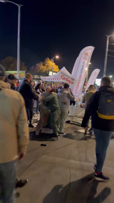 (ВИДЕО) Ћаци се на Коњарнику потукли међу собом, грађани држе раскрсницу
