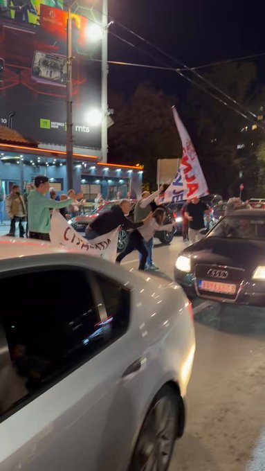 (ВИДЕО) Инциденти на Коњарнику: Ћаци напали студенте и зборове, народ показао да се не плаши