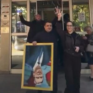 Човек упао у ЈКП и скинуо Вучићеве слике са зида, Оскар пао и у Кули (ВИДЕО)