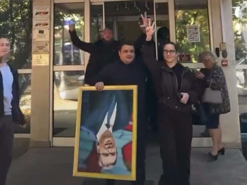 Човек упао у ЈКП и скинуо Вучићеве слике са зида, Оскар пао и у Кули (ВИДЕО)