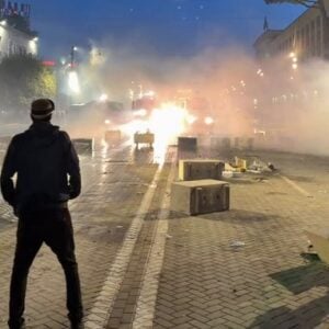 (ВИДЕО) Ратно стање на улицама Тиране, Драча… Студенти и ђаци се туку са полицијом, Рама довлачи војску!