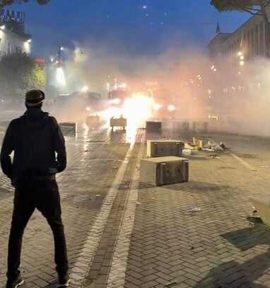 (ВИДЕО) Ратно стање на улицама Тиране, Драча… Студенти и ђаци се туку са полицијом, Рама довлачи војску!