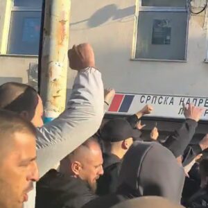 Напето у Лазаревцу: Грађани опколили просторије СНС, тврде да се у њима налазе наоружани мушкарци ВИДЕО