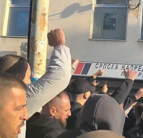 Напето у Лазаревцу: Грађани опколили просторије СНС, тврде да се у њима налазе наоружани мушкарци ВИДЕО