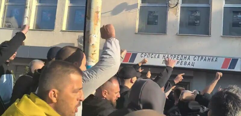 Напето у Лазаревцу: Грађани опколили просторије СНС, тврде да се у њима налазе наоружани мушкарци ВИДЕО