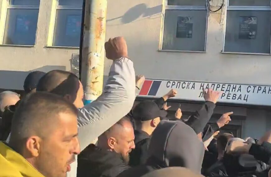 Напето у Лазаревцу: Грађани опколили просторије СНС, тврде да се у њима налазе наоружани мушкарци ВИДЕО
