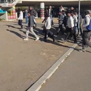 (ВИДЕО) На Вучићев митинг довукли Непалце, Индијце, Пакистанце! Шајн: Социјално угрожени и Роми напунили Арену