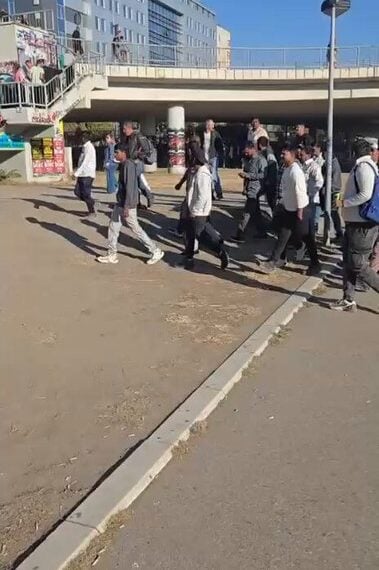 (ВИДЕО) На Вучићев митинг довукли Непалце, Индијце, Пакистанце! Шајн: Социјално угрожени и Роми напунили Арену