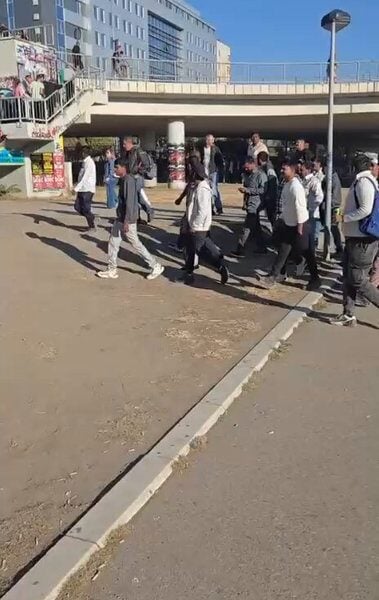 (ВИДЕО) На Вучићев митинг довукли Непалце, Индијце, Пакистанце! Шајн: Социјално угрожени и Роми напунили Арену