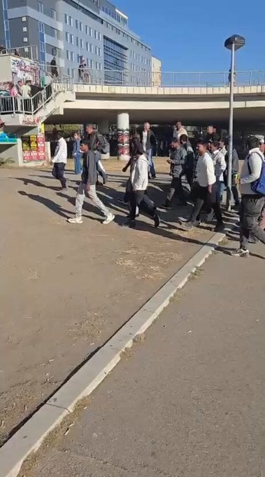 (ВИДЕО) На Вучићев митинг довукли Непалце, Индијце, Пакистанце! Шајн: Социјално угрожени и Роми напунили Арену