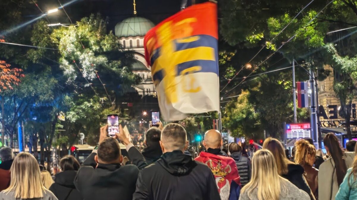 Slavlje zbog pobede Studentske liste: Okupljanje na Slaviji, traktori predvodili kolonu ljudi do Banovaca