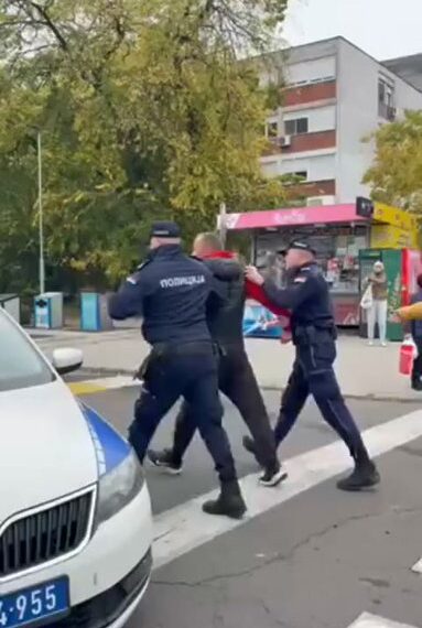 Нови Београд: Човек приговарао због фантомских бирача, полиција га приводила – побегао им! (ВИДЕО)