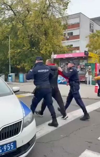Нови Београд: Човек приговарао због фантомских бирача, полиција га приводила – побегао им! (ВИДЕО)