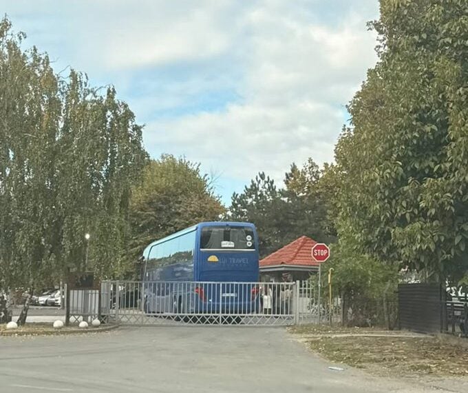 Вучић послао аутобусе у новосадски затвор: Робијаши изведени на митинг СНС-а!? Трактористима плаћано по 500 евра&hellip;