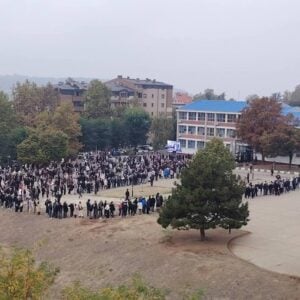УЖИВО Редови испред бирачких места већи него 2000. године, мирише на огромну излазност и слободу – до 9ч гласало већ 12% (ВИДЕО)