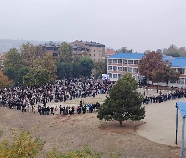 УЖИВО Редови испред бирачких места већи него 2000. године, мирише на огромну излазност и слободу – до 9ч гласало већ 12% (ВИДЕО)